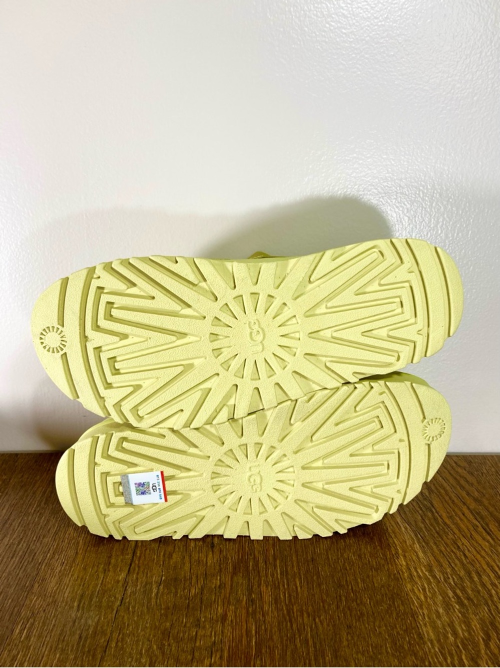 New Ugg Goldenglow Slide Platform Sandal Women’s Size 9 Golden Apple - Picture 8 of 9